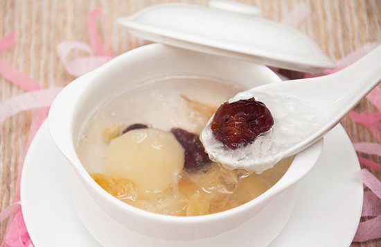 Ngày nay với nhiều sản phẩm đa dạng với mức giá hấp dẫn hơn nên bạn có thể yên tâm mua yến sào về làm món quà độc đáo. Các chế phẩm từ yến sào như: nước yến đóng hộp, cháo yến, yến sơ chế, yến huyết…