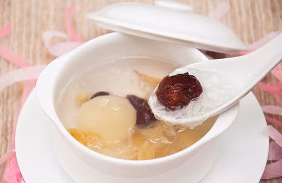 Ngày nay với nhiều sản phẩm đa dạng với mức giá hấp dẫn hơn nên bạn có thể yên tâm mua yến sào về làm món quà độc đáo. Các chế phẩm từ yến sào như: nước yến đóng hộp, cháo yến, yến sơ chế, yến huyết…