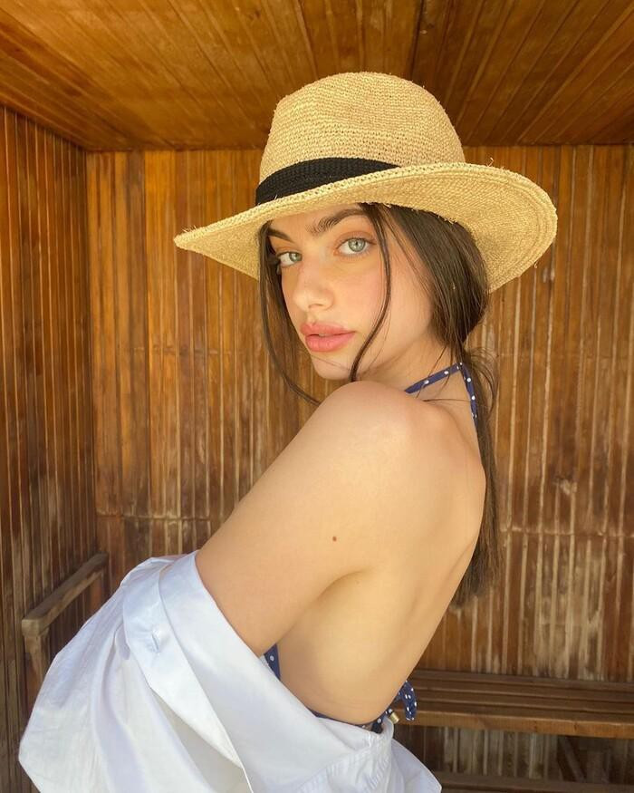 Yael Shelbia cũng không ngại khoe lưng trần trong các thiết kế kiệm vải.