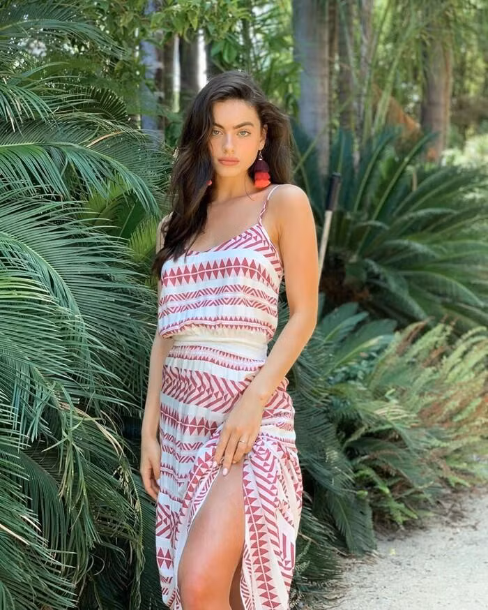 Ngoài đời, người đẹp 19 tuổi có cách ăn mặc gợi cảm phô tối đa lợi thế hình thể.