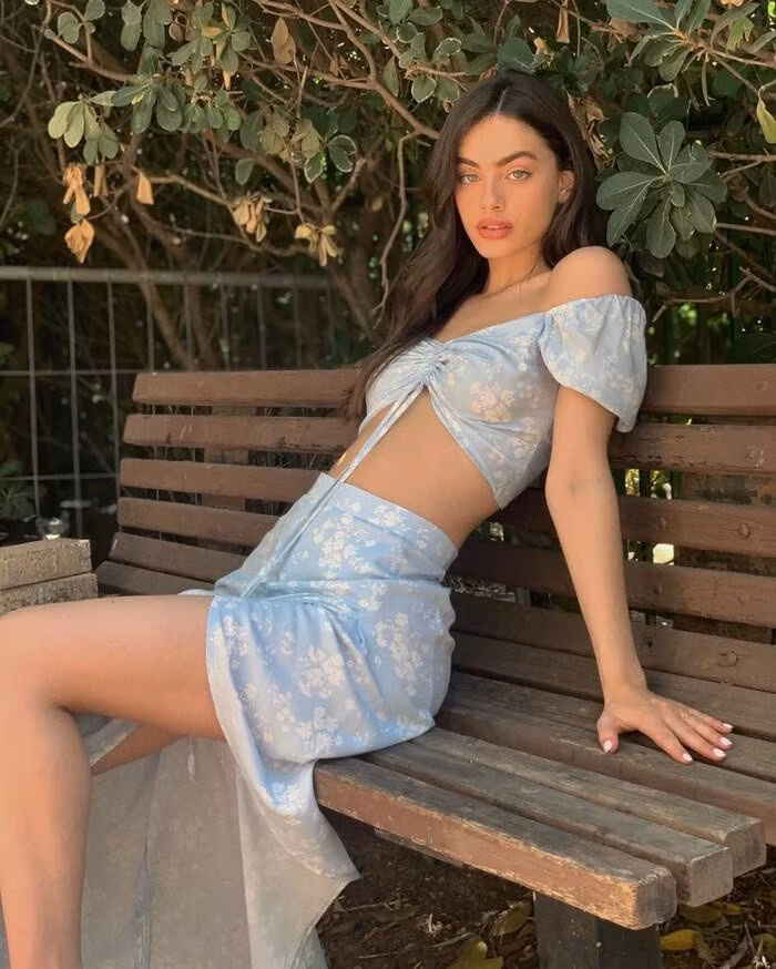 Nhờ vóc dáng chuẩn mẫu và gương mặt hút hồn, Yael hiện được nhiều hãng thời trang, mỹ phẩm săn đón. 