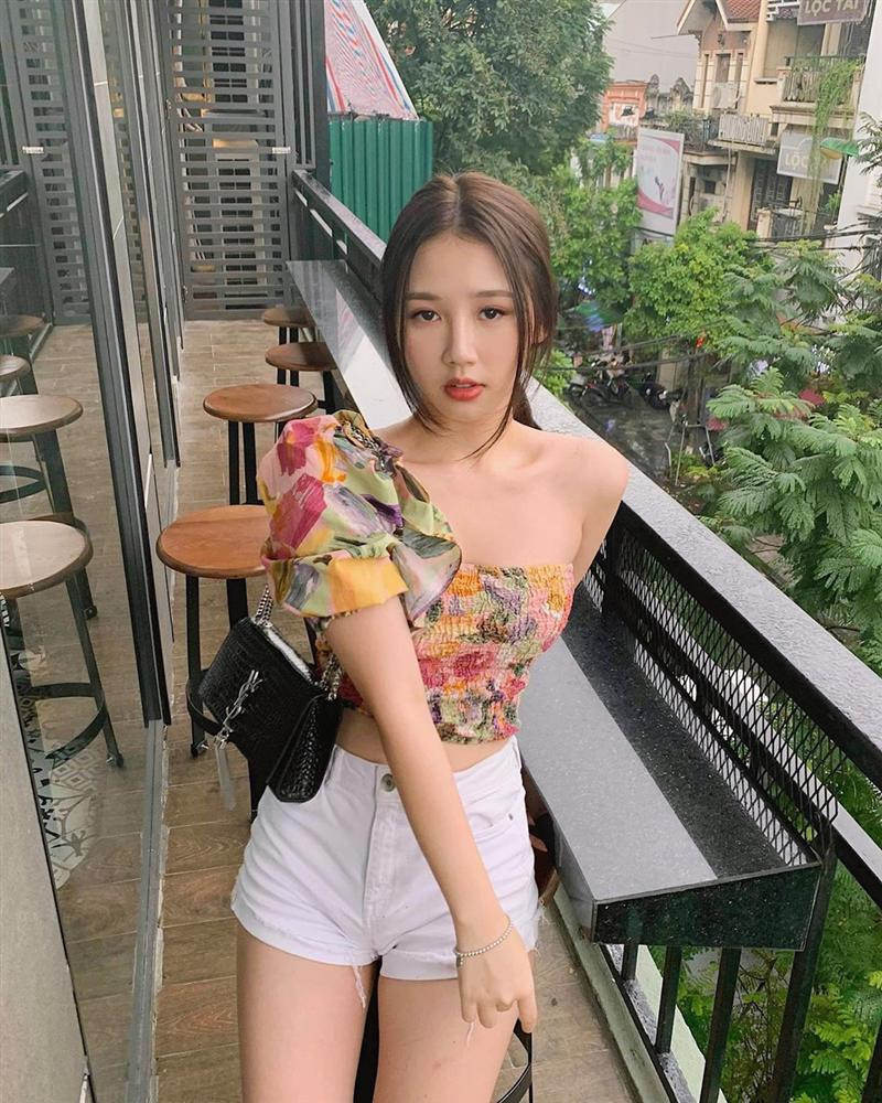 Bên cạnh đó, những thiết kế crop top hay bó sát còn tôn lên vòng eo nhỏ gọn của 10X.