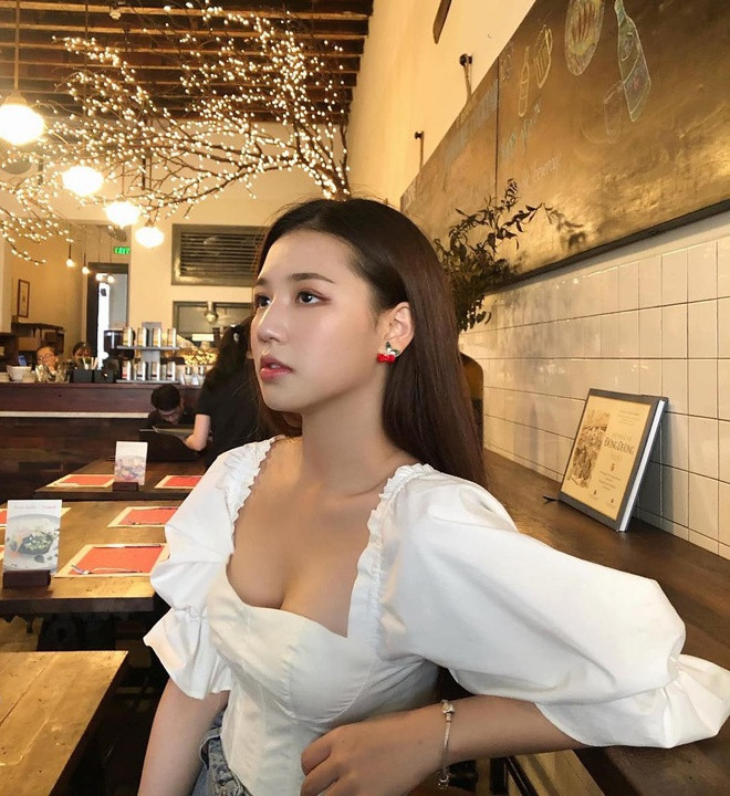 Cách ăn mặc đời thường của AMEE thiên về sự nữ tính với những chiếc áo bánh bèo nhưng cũng có nét gợi cảm, kiểu cổ chữ U thấp.