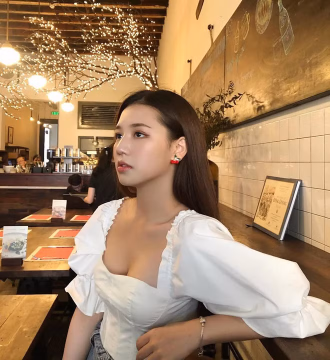 Cách ăn mặc đời thường của AMEE thiên về sự nữ tính với những chiếc áo bánh bèo nhưng cũng có nét gợi cảm, kiểu cổ chữ U thấp.