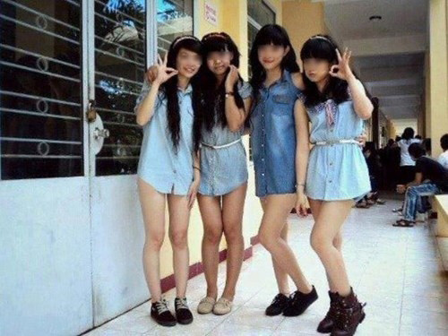 Một số bạn sinh viên thản nhiên diện mốt "giấu quần" trông rất phản cảm ở giảng đường. Ảnh: Internet. Mời độc giả xem video "Minh Hằng chia sẻ về phong cách thời trang". Nguồn: VTC.