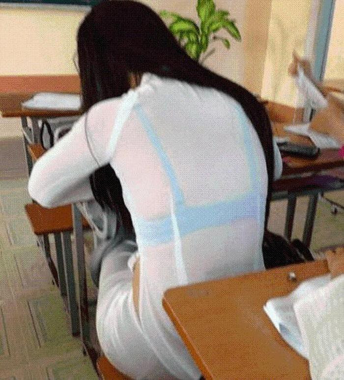 Diện áo dài quá mỏng cộng với nội y màu tối khiến nữ sinh trở thành "thảm họa thời trang" nơi giảng đường.