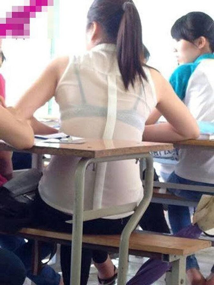 Nhiều nữ sinh diện áo quá mỏng như tờ giấy gây phản cảm ở môi trường học đường.