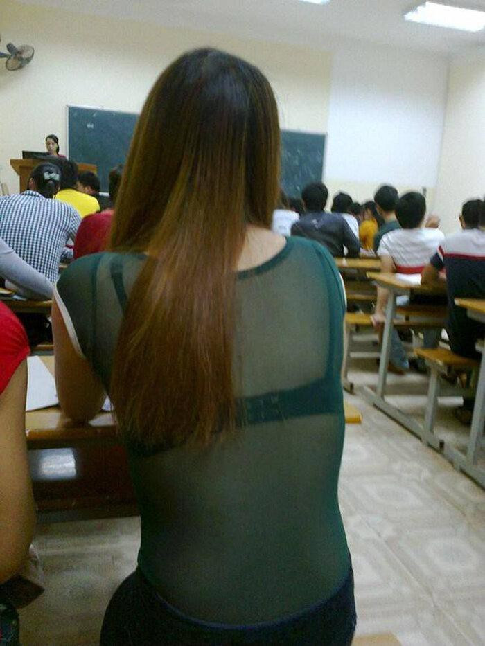 Có những sinh viên chọn các trang phục xuyên thấu lên giảng đường khiến bạn bè "nhức mắt".