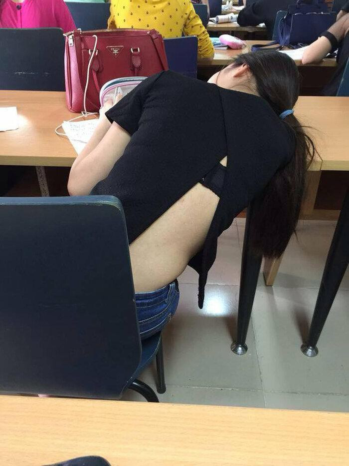 Thậm chí, nhiều bạn nữ sinh còn cố tình khoe những phần gợi cảm nhất trên cơ thể bằng những trang phục hở hang phản cảm…