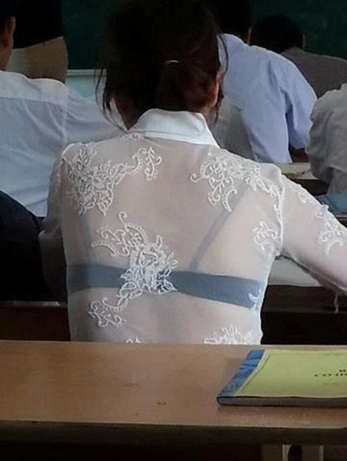 Vào nhiều trường đại học, kể các những ngôi trường chuyên đào tạo những ngành nghề truyền thống vốn được xem là chuẩn mực, không quá khó để nhìn thấy những hình ảnh thời trang thiếu vải kém tinh tế của sinh viên.