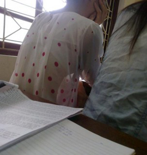 Thời trang áo xuyên thấu, mốt giấu quần mặc đi chơi cũng được một số bạn nữ tận dụng làm trang phục tới trường.