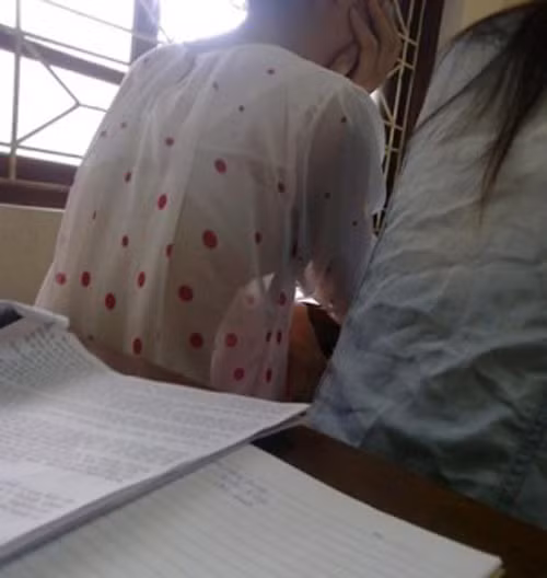 Thời trang áo xuyên thấu, mốt giấu quần mặc đi chơi cũng được một số bạn nữ tận dụng làm trang phục tới trường.