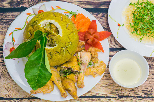 Gà hấp muối, gà hấp ống tre, gà hấp chanh... đã quá quen thuộc nên người dân Đồng Nai đã kết hợp những trái bưởi da xanh thơm ngon để biến tấu một phiên bản hấp dẫn chưa từng thấy-gà hấp trong quả bưởi.