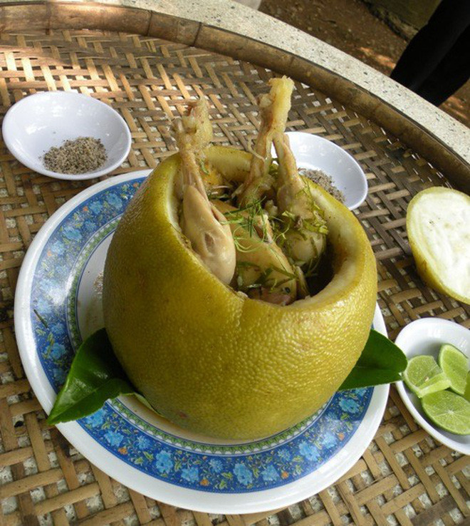 Không hiểu ai đã nghĩ ra món này nhưng chỉ cần nhìn quả bưởi to tròn, "e ấp" bên trong là từng miếng thịt nóng hổi, chắc chắn ai cũng lấy làm tò mò muốn thử.