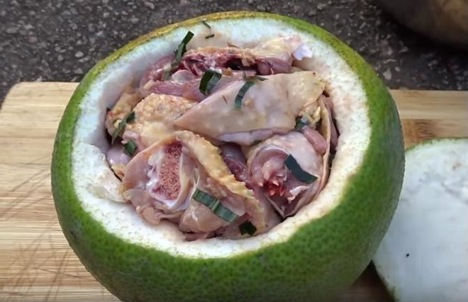 Thành phần chính của món ăn này đương nhiên phải có gà và bưởi. Tuy nhiên, cách lựa chọn nguyên liệu cũng phải thật khéo léo và kì công.