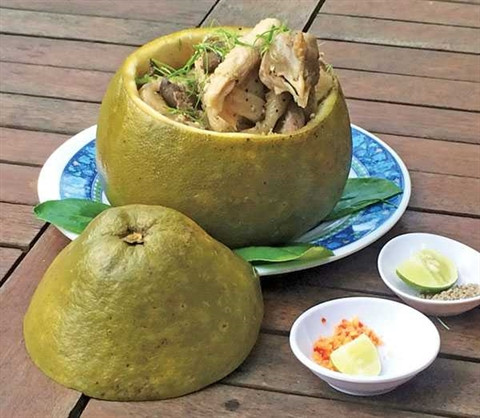 Chỉ cần mở nắp vỏ ra, làn khói nóng hổi dậy lên mùi thơm lừng xộc thẳng lên mũi làm ai cũng ngất ngây. Thịt gà vàng ươm, óng ánh và thấm tháp trong làn nước sốt trông vô cùng kích thích.