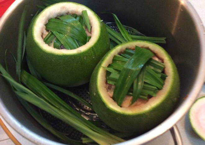 Gà mái to, nặng kí luôn được chọn bởi vì chúng có độ dai thơm, chắc thịt hơn hẳn. Sau khi làm sạch, chặt thành miếng, thịt gà được ướp cùng với gia vị như đường, muối, tỏi, hành... cho vừa ăn và thấm vị. Để tạo mùi thơm tự nhiên thì lá bưởi là phần phụ liệu được kết hợp cùng.