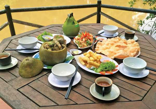 Chiếc vỏ bưởi tròn, rỗng ruột sẽ được tận dụng để nhồi thịt gà vào gọn gàng và đậy phần nắp lại. Hấp cả trái bưởi trong độ 45 phút để tất cả nguyên liệu chín đều và hài hòa cùng nhau.