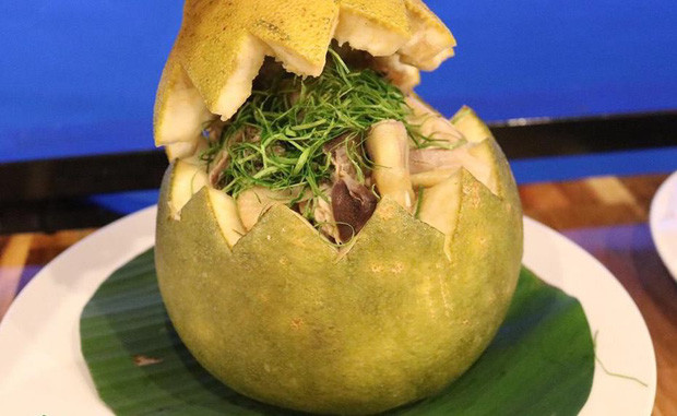 Khi chọn bưởi, người ta phải tìm những quả vừa chín tới, da còn độ xanh mướt và và kích thước tương đối to. Nhẹ nhàng cắt ngang phần đầu và khéo léo lấy hết thịt bên trong ra.