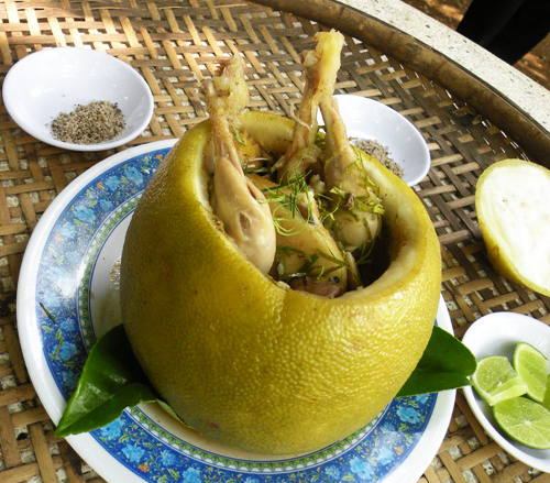 Gà hấp bưởi có thể chấm cùng nước mắm tỏi ớt hoặc muối tiêu chanh để tăng thêm độ đậm đà. Ai cầu kì hơn thì trộn thêm đĩa gỏi ăn cùng để phần ăn giòn tươi, kích thích vị giác.