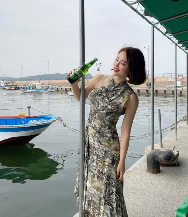 Kể cả khi rời bộ đồng phục làm việc Rim E Ya cũng rất ấn tượng với vóc dáng chuẩn đẹp và gu thời trang gợi cảm.