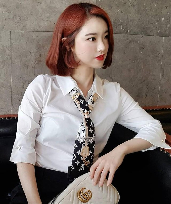 Ngay cả khi ăn mặc kín đáo và thanh lịch, nữ bác sĩ vẫn vô cùng xinh đẹp và sang trọng.