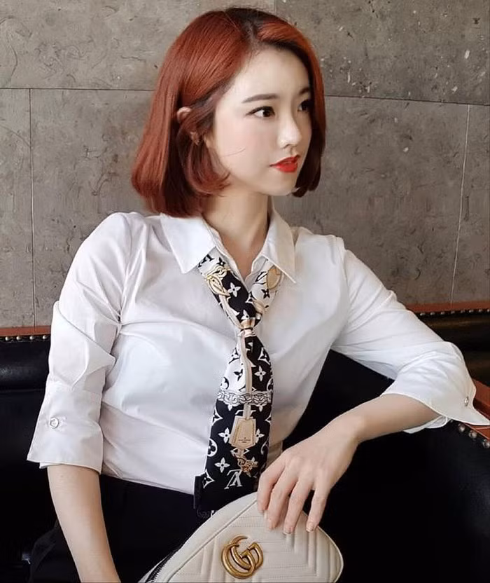 Ngay cả khi ăn mặc kín đáo và thanh lịch, nữ bác sĩ vẫn vô cùng xinh đẹp và sang trọng.