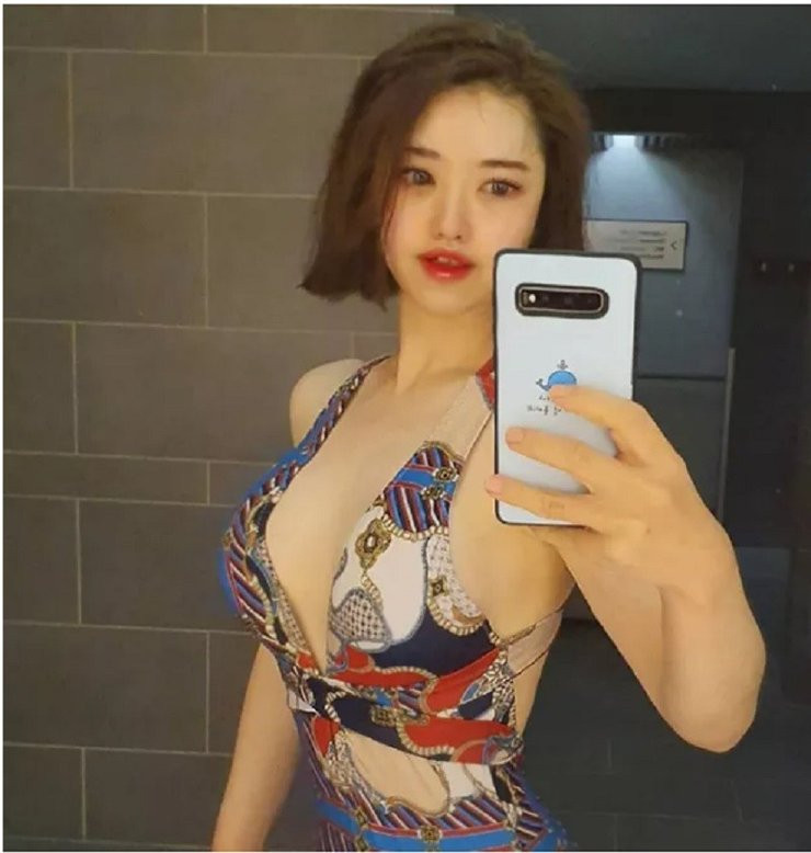 Nhờ vóc dáng thon thả, nữ bác sĩ trẻ xinh đẹp tự tin diện các trang phục gợi cảm với đường cắt xẻ táo bạo.