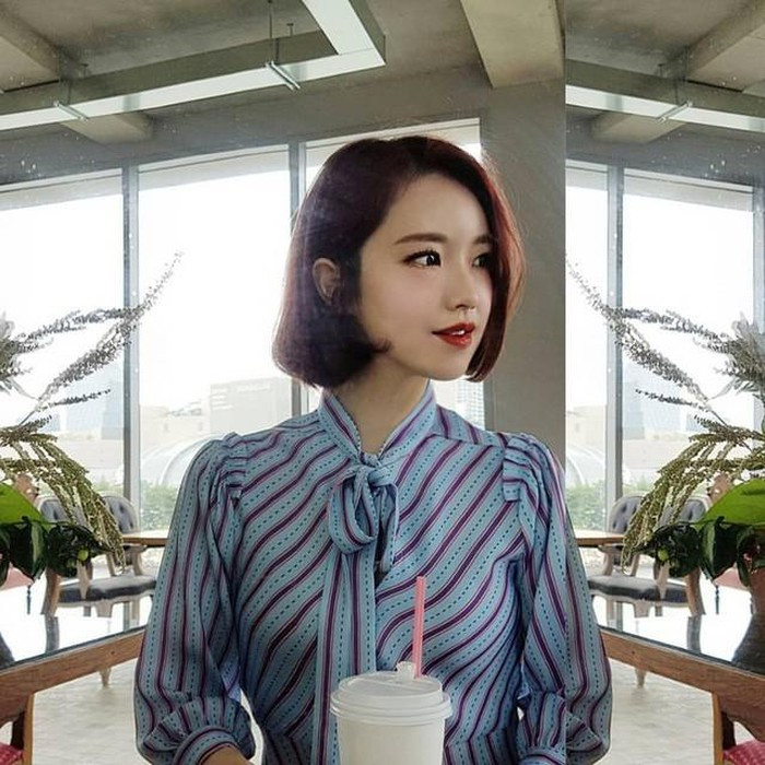 Rim E Ya thường diện các kiểu áo sơ mi với phần cổ thắt nơ điệu đà và nữ tính.