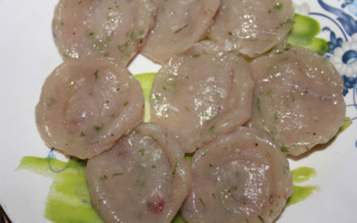 Món ăn ngon nhất từ cá thác lác chính là chả cá. Món ăn là sự hòa quyện giữa mùi thơm của cá, cách nêm gia vị đặc trưng của người Nam Bộ. Cách làm chả cá thác lác đó tạo thành mùi vị ngọt thơm, có chút dai nhẹ, đã làm “say đắm” biết bao thực khách.