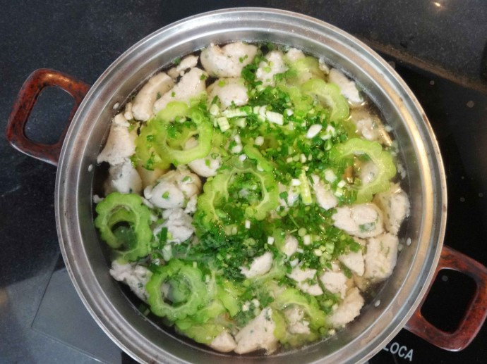 Lẩu cá thác lác là món ngon mà thực khách nên thưởng thức. Nguyên liệu của món ăn này rất đơn giản, bạn chỉ cần một nồi nước dùng nấu từ xương heo, miếng cá thác lác thái thành từng miếng vừa ăn, trộn thêm gia vị cho đậm đà kếp hợp cùng mướp đắng là có được món ăn lạ miệng hấp dẫn cho những ngày gió mùa.