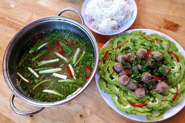 Lẩu cá thác lác khổ qua ăn kèm với rau và bún sẽ rất ngon. Nước lẩu sôi lăn tăn, ăn đến đâu, bạn cho rau sống và nhúng cho chín tái tới đó, lẩu nóng hổi vừa thổi vừa ăn thật hấp dẫn. Ảnh: Intermet.