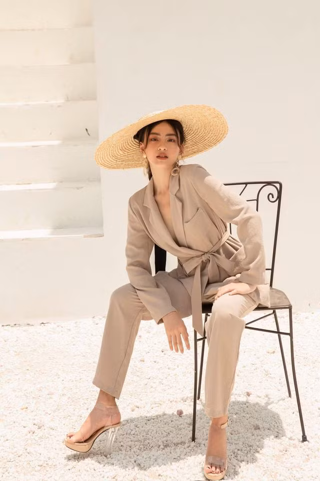 Cô nàng trông cực sexy với phong cách diện vest không nội y.