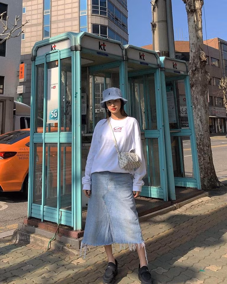 Ngoài đời thường, nàng mẫu thường chọn các trang phục đơn giản mà cá tính như áo thun và chân váy bò.