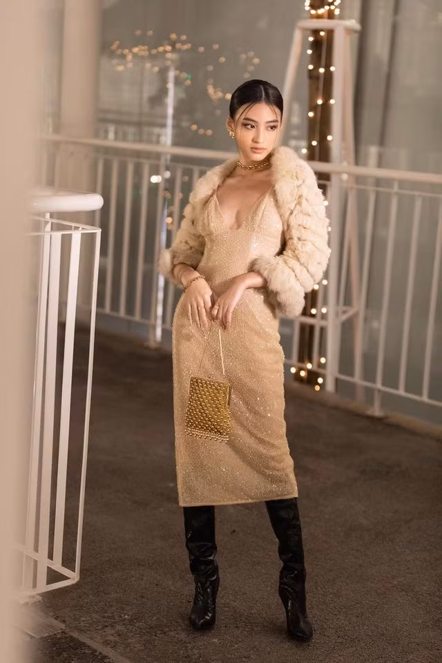 Phong cách thời trang của Dương Minh Ngọc khá đa dạng, lúc thì sexy nóng bỏng trong những bộ trang phục hở bạo, khi lại năng động, cá tính.