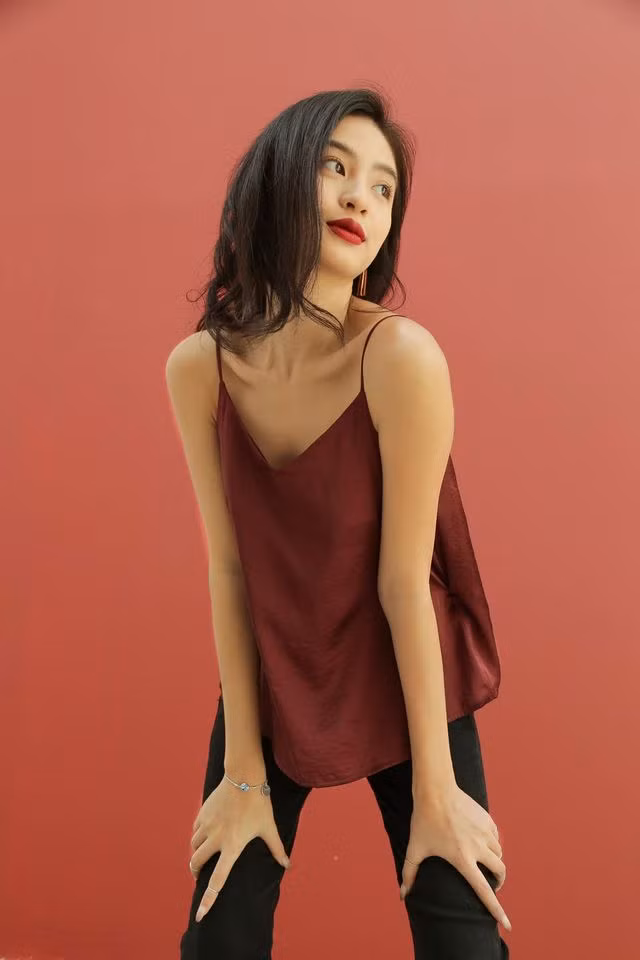 Nàng hot girl tạo dáng gợi cảm với chiếc áo hai dây nhẹ nhàng khoe bờ vai thon thả.