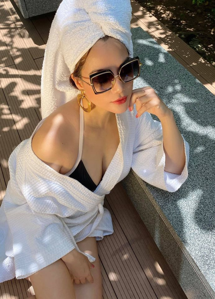 Ở tuổi U50, nữ diễn viên gốc Hà Nội vẫn ăn mặc cực sexy và giữ dáng nuột nà, gợi cảm dù đã sinh con hơn 10 năm trước.