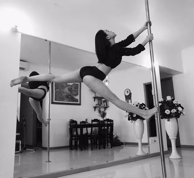 Trà Ngọc Hằng gây ấn tượng với động tác múa cột khá khó.