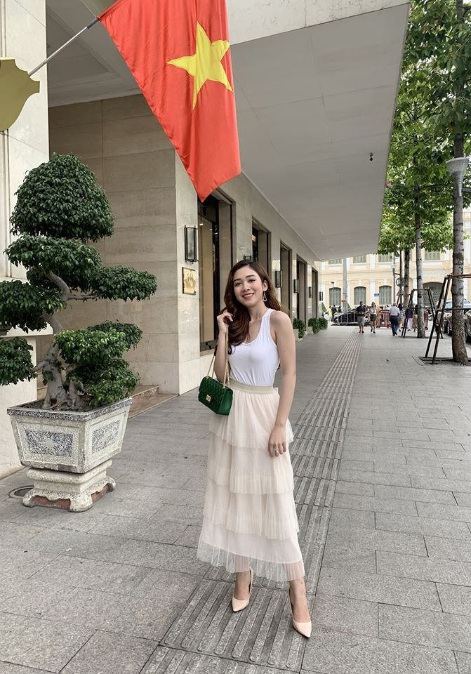 Người đẹp 10X phối áo phông với chân váy cực kỳ nữ tính và trẻ trung.