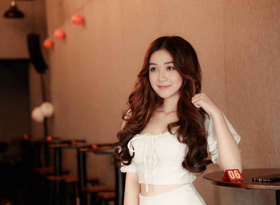 Áo trễ vai cũng là một items không thể thiếu trong tủ đồ của cô nàng.