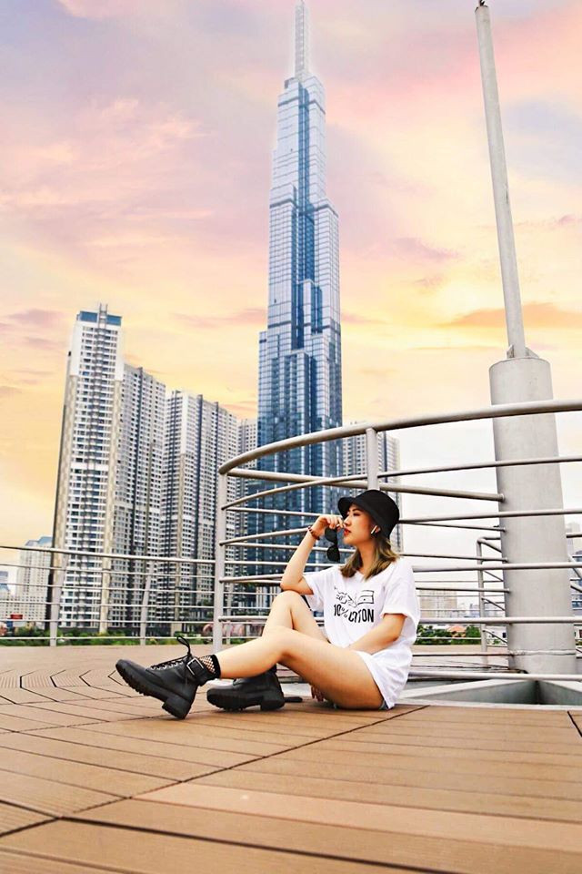 Thời trang giấu quần giúp cô nàng phô trương đôi chân dài nuột nà, trắng trẻo.