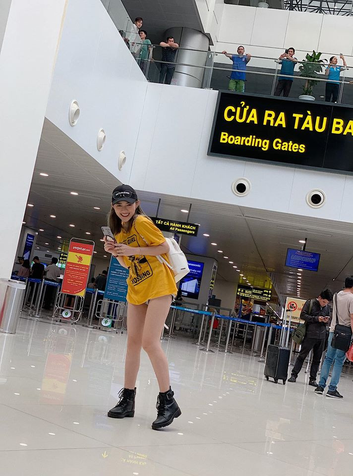 Ra sân bay, cô cũng tinh nghịch và cá tính khi phối áo phông với quần short trẻ trung.