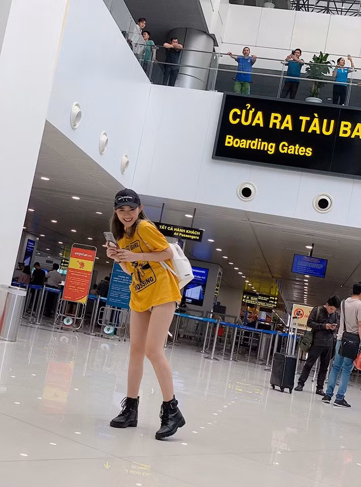 Ra sân bay, cô cũng tinh nghịch và cá tính khi phối áo phông với quần short trẻ trung.