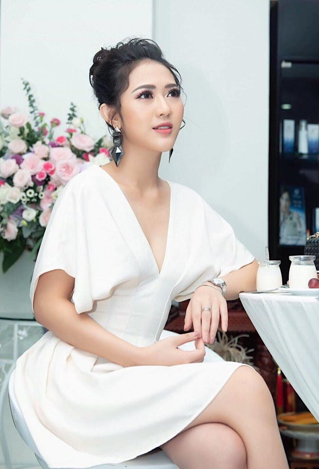 Thiết kế xẻ ngực sâu tôn lên vòng một hững hờ của nữ diễn viên "Sống chung với mẹ chồng". Nguồn Ảnh: FBNV. Video "Minh Hằng chia sẻ về phong cách thời trang". Nguồn: VTC.