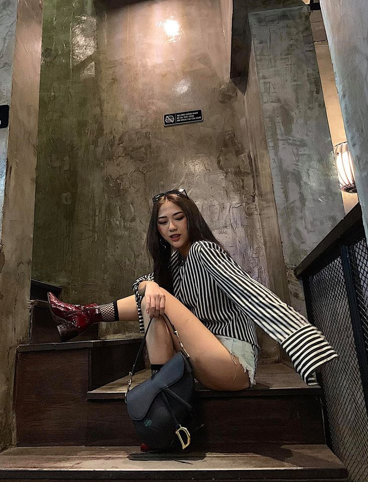 Người đẹp sinh năm 1991 không ít lần diện áo dài trùm quần nhằm khoe chân dài.