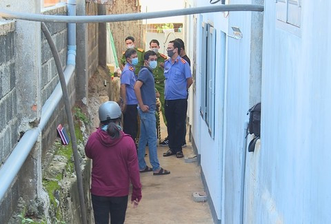 Phat hien 2 vo chong tu vong trong tu the treo co trong phong tro