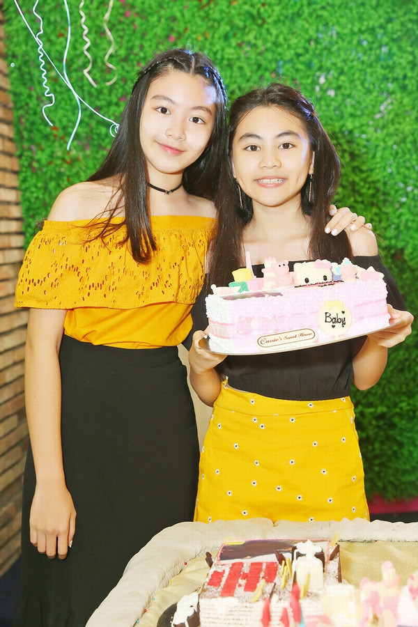 Lọ Lem trông cực kỳ xinh đẹp và duyên dáng bên cạnh em gái.