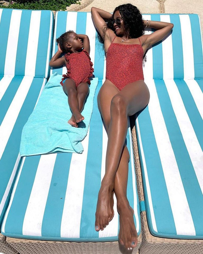 Ca sĩ Ciara và con gái Sienna thư giãn trên bãi biển trong bộ đồ bơi một mảnh giống hệt nhau.