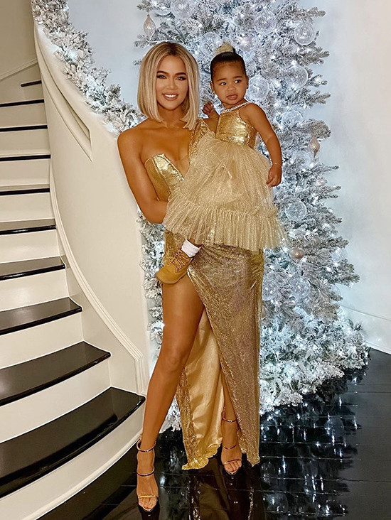 Mẹ con Khloe Kardashian chọn kiểu đầm ánh kim bắt mắt cho dịp Giáng sinh 2019.
