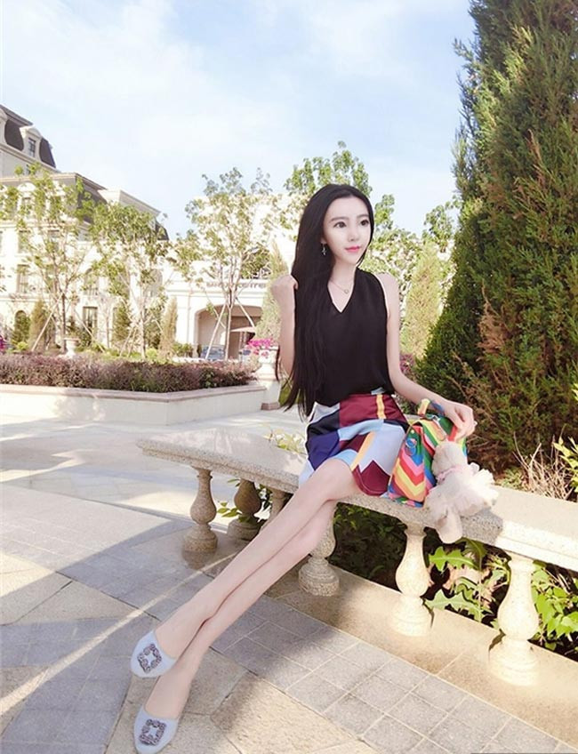 Người mẫu Vương Thụy Nhi đến từ tình Hà Nam, Trung Quốc cũng gây xôn xao vì gương mặt biến dạng sau phẫu thuật thẩm mỹ. Vốn có dung nhan hài hòa, thân hình nóng bỏng nhưng cô lại chạy theo mốt cằm Vline quá độ, khiến gương mặt ngày càng trông bất thường.